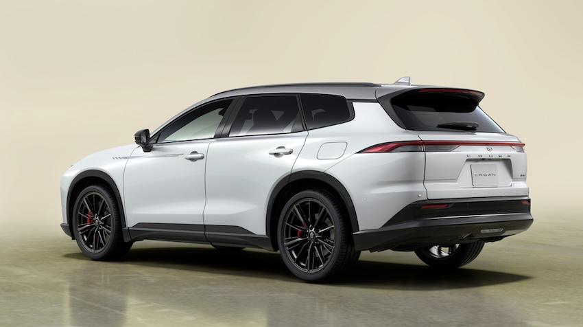 配置消光黑 21 吋輪圈，車側則有 70 週年紀念標誌貼花