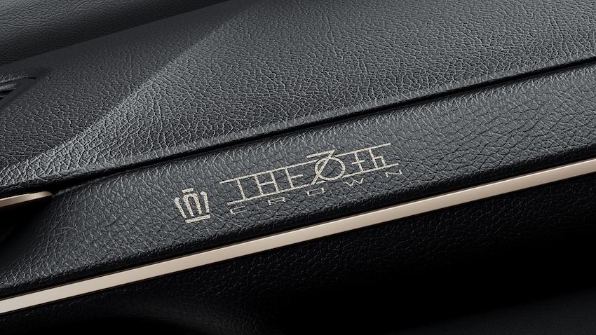 副駕前方飾板帶 70 週年的標誌。