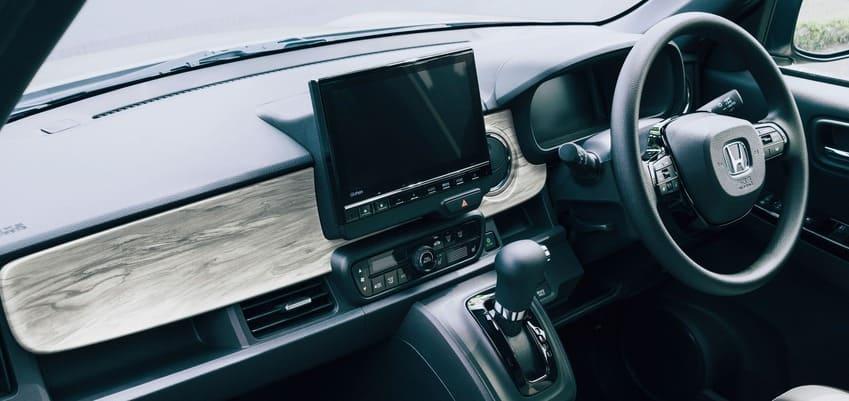 內裝以仿木紋飾板搭配白灰雙色座椅，營造舒適愜意的座艙氛圍。