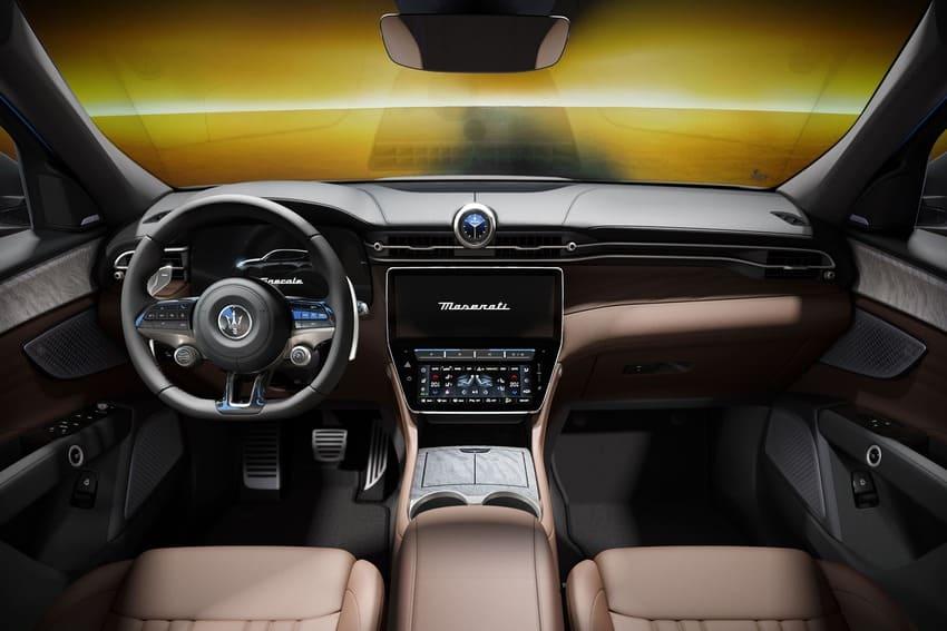 透過高級木質飾板搭配真皮，營造高級豪華感。