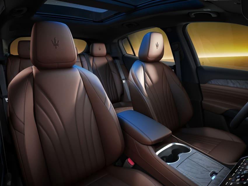 提供棕色及冰藍色兩種真皮內裝可選。