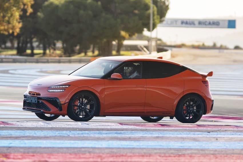 全新 GV60 Magma 採雙馬達四驅配置，具備 650 匹最大馬力輸出。