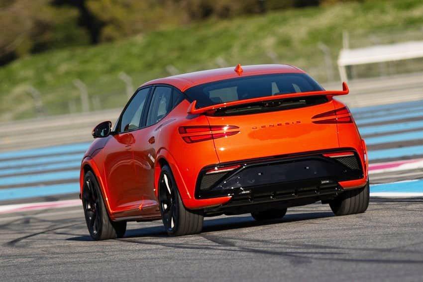 在多項操控利器加持之下，賦予全新 GV60 Magma 豐富駕馭樂趣。