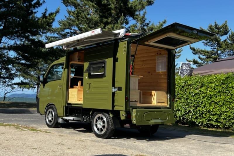 車身後方安裝特製車艙，並配有伸縮式車邊帳可作使用。