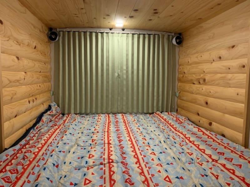 將桌腳拆除並置入收納箱即可變成一張舒適雙人床。