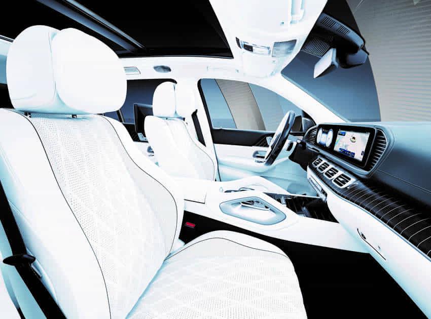 內裝採用白色 Nappa 真皮鋪陳，搭配深棕色胡桃木飾板，營造更為豪華的座艙氛圍。