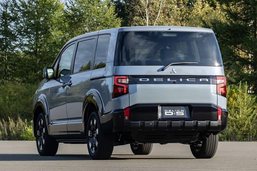 尾門中央新增黑色飾板展現新意，並設有 DELICA 字樣作為識別。