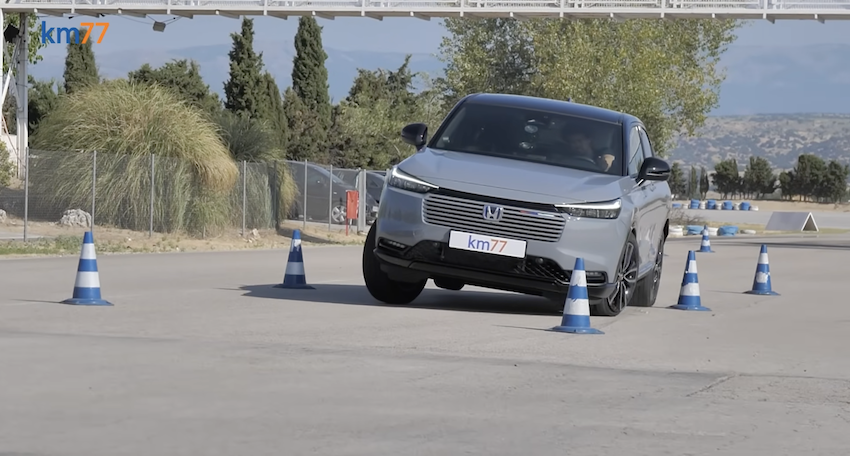 《km77.com》替 HR-V e:HEV 進行麋鹿測試。