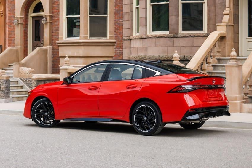 新一代 Sentra SR 導入黑色空力套件及擾流尾翼提升運動化氣勢。