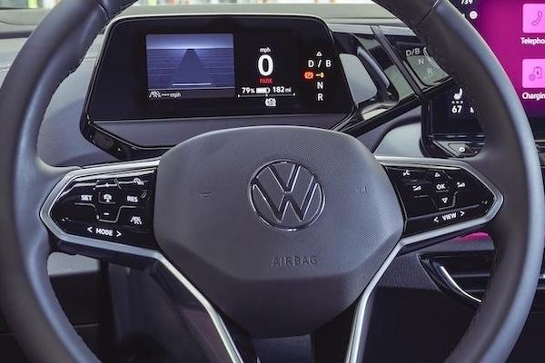 VW 電動車方向盤按鍵太敏感釀事故！福斯反擊車主說法