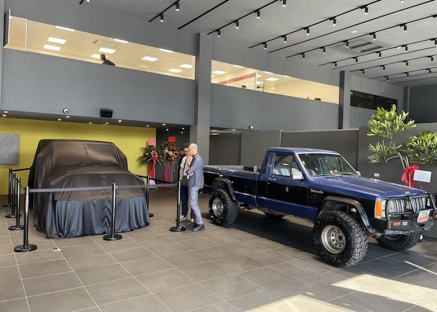 被蓋著黑布的，預計就是 Jeep Wrangler。