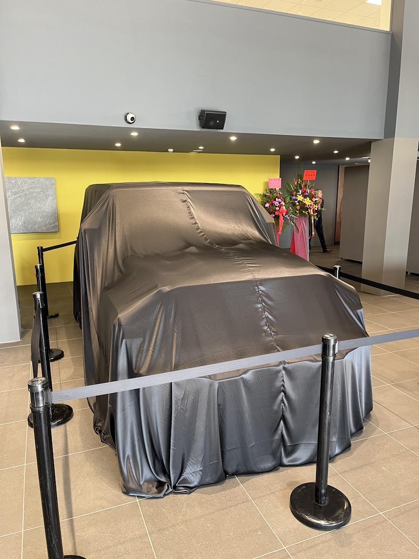 被蓋著黑布的，預計就是 Jeep Wrangler。