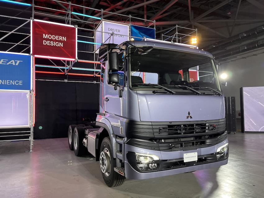 換上 FUSO 主打的黑色腰帶元素。