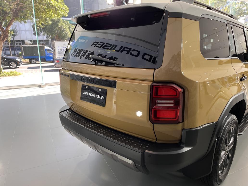 車尾比照車頭採用直線條方正設計，與梯形輪拱及寬體車身相互呼應。（記者陳英傑攝）