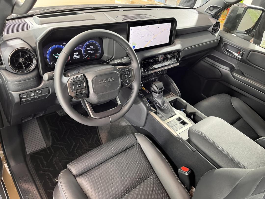 12.3吋數位儀錶、中控螢幕為標配，車艙用料規劃也向豪華車看齊。（記者陳英傑攝）