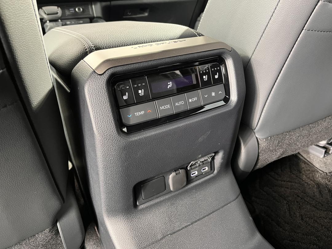 Toyota Land Cruiser第二排擁有專屬恆溫空調，座椅更擁有通風、加熱功能，舒適程度媲美前排。（記者陳英傑攝）