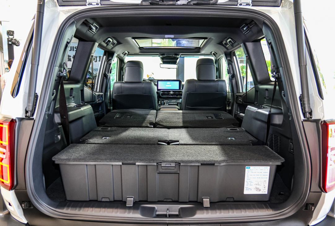 在第二與第三排放倒後，可提供及其平整的空間，相當適合車宿使用。