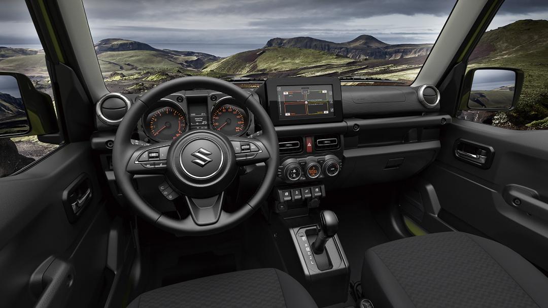 在既有的粗獷風格下，Jimny配置中控螢幕，還可連接Apple CarPlay等設備，符合現代人用車需求。