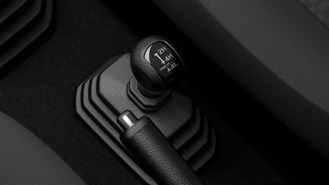 透過機械連桿式加力箱，可切換到2WD高速檔、4WD高速檔、4WD低速檔，因應不同的路面狀況。