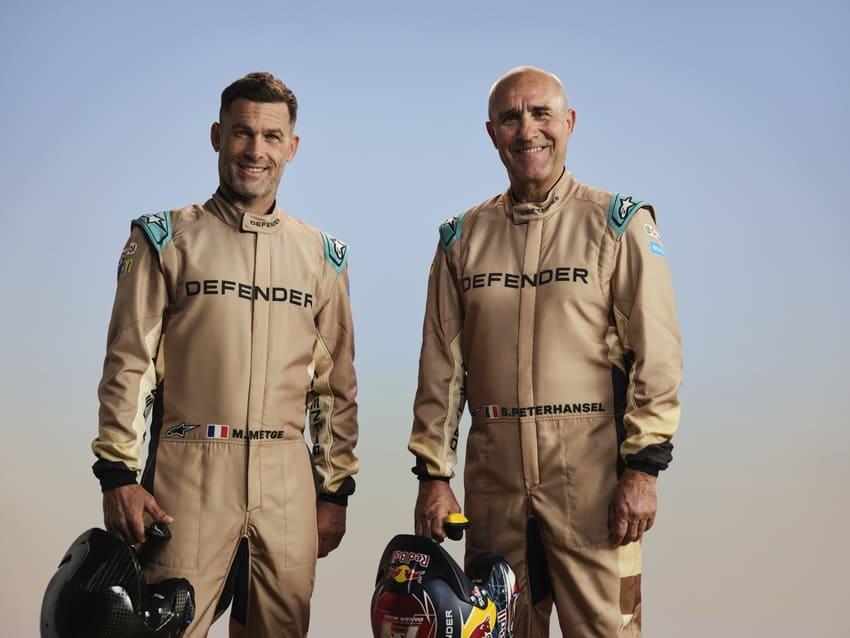Defender Rally 車隊達卡拉力賽傳奇 Stephane Peterhansel（右）與導航員 Mika Metge（左）。