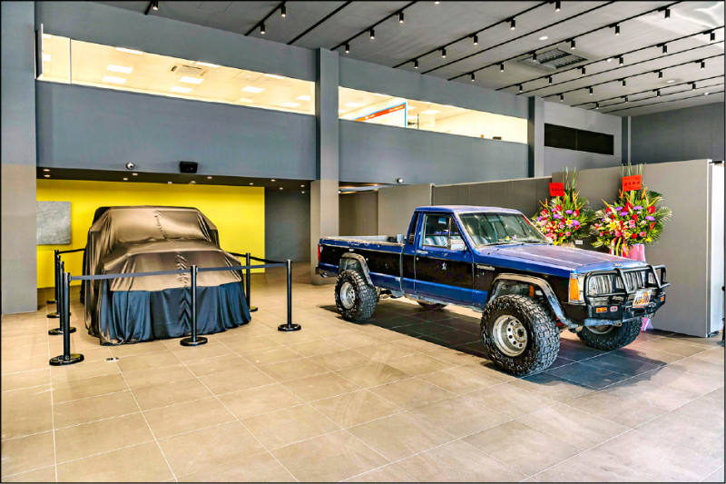 Stellantis Brand House台中旗艦展示中心現場擺放一輛披著黑布的Jeep休旅車作為預告。