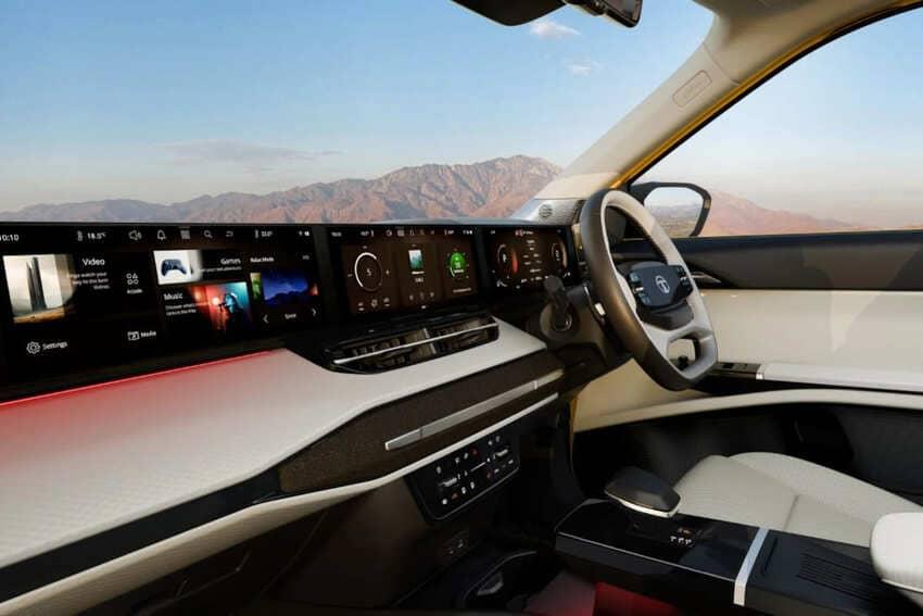 三螢幕內裝設計極具科技感。