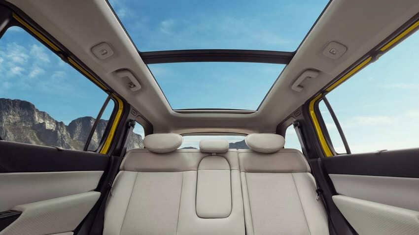 同級最大的全景式玻璃天窗提供開闊明亮的座艙氛圍。