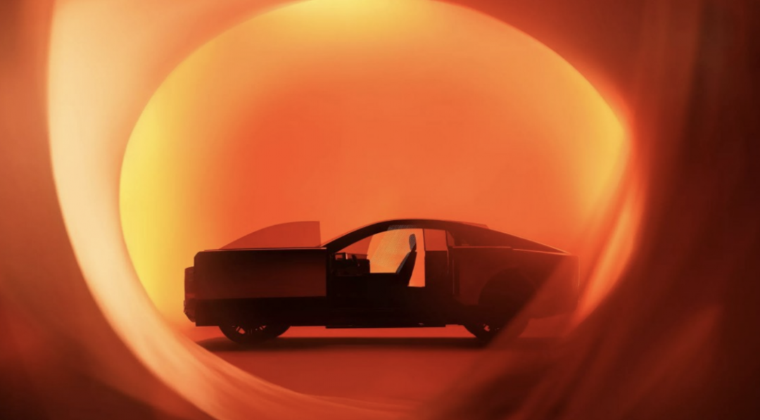 乘客側配置大型前後電動滑門，能以最尊榮與優雅的方式進出車輛。