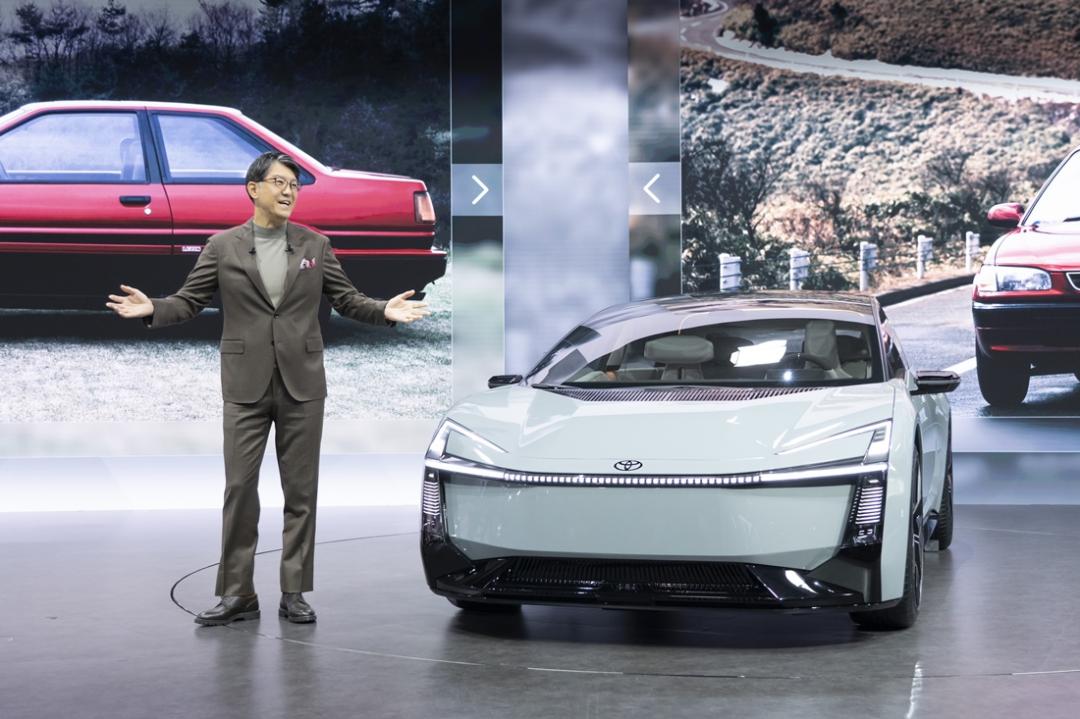 Toyota Corolla Concept首度亮相，已跳脫出國民車的風格，轉型流線轎跑車。