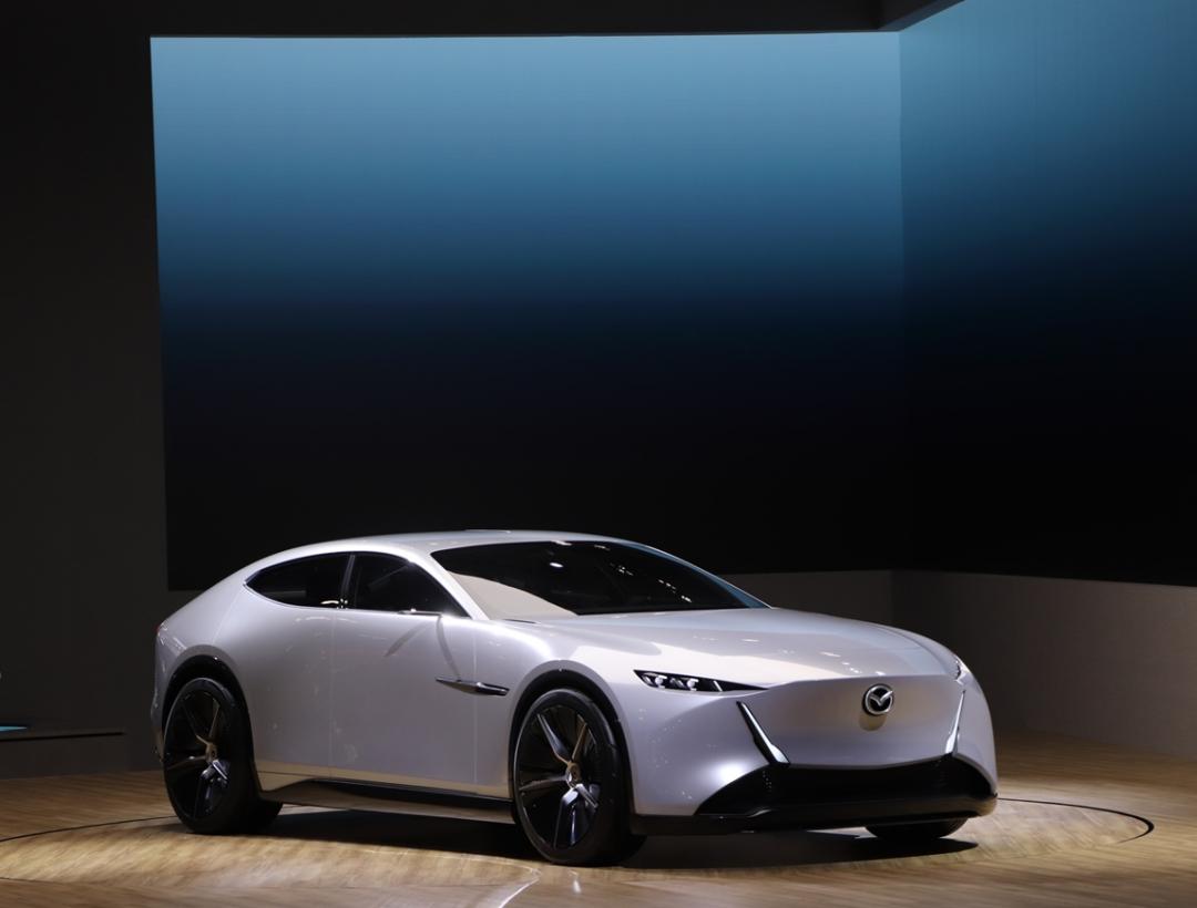 Mazda VISION X-COUPE是一款大型概念跨界轎跑車，將魂動理念再次發揚光大。(記者陳英傑攝)