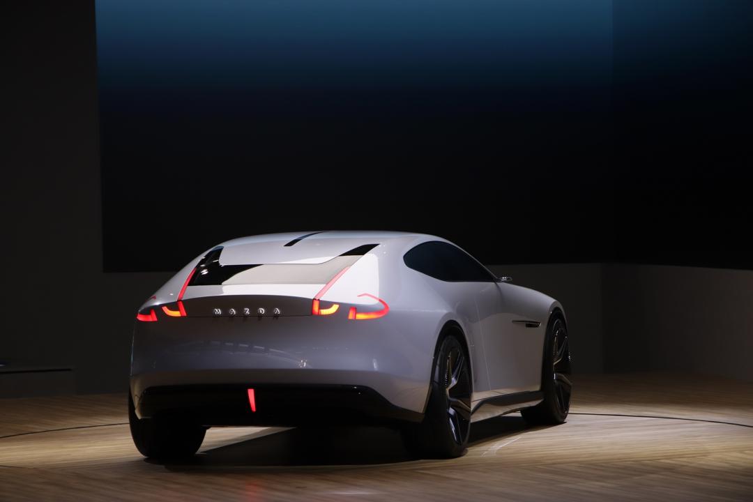 車尾捨棄傳統的Logo，改用MAZDA字樣，以置中方式呈現。(記者陳英傑攝)