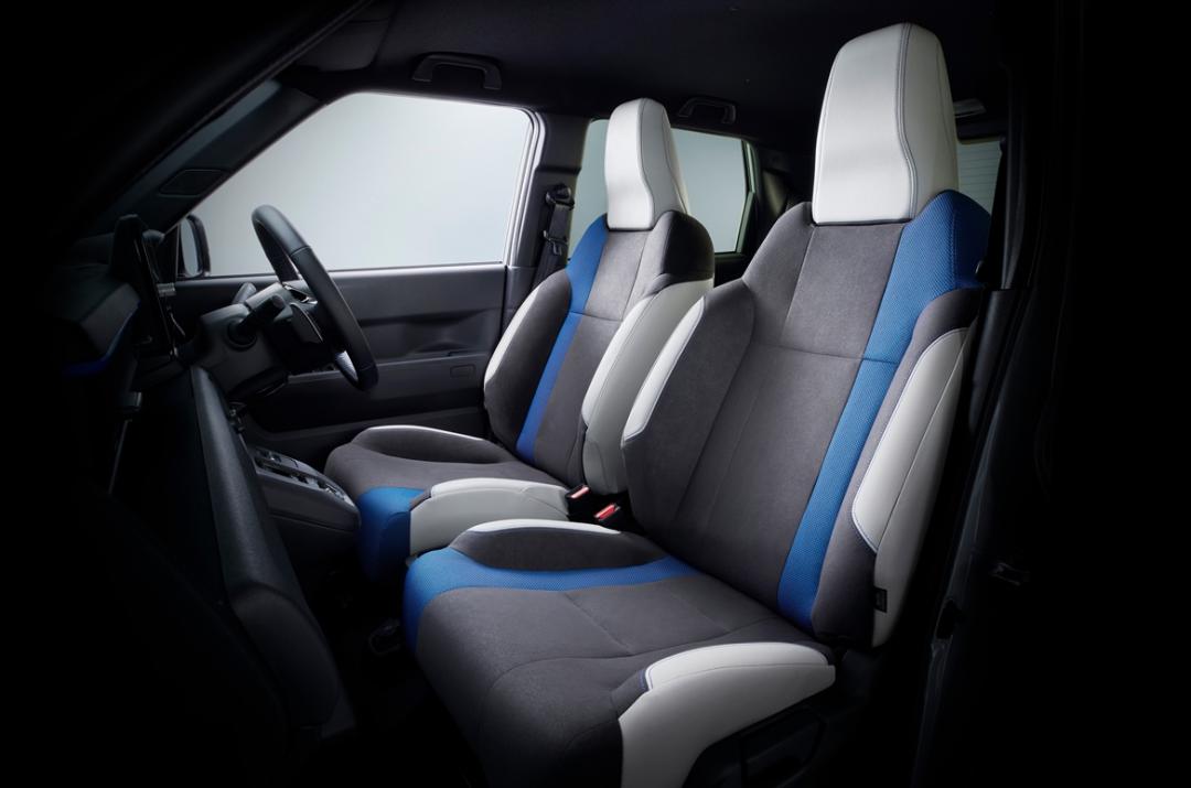 多色配置的運動座椅，提供良好的支撐以及激烈操駕時的包覆效果。