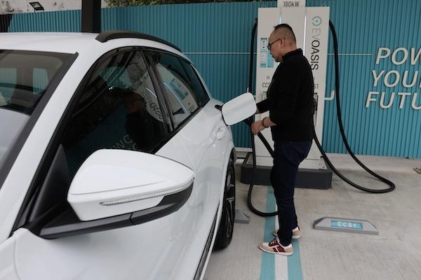 電動車快充站點超越特斯拉  EVOASIS 快充槍 2026 年突破 1000 支