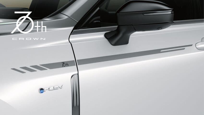 70 週年紀念車貼。