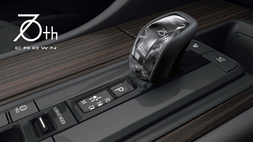 70 週年標誌水晶排檔桿可提升座艙質感。