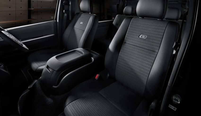 以皮革搭配織布包覆的座椅上方也繡有 S 專屬標誌。