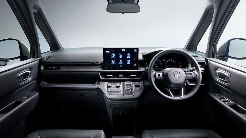 11.4 吋中央觸控螢幕是內裝科技亮點所在。