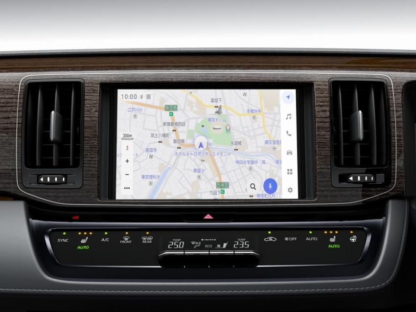 Century 導入 8 吋螢幕，為莊重的車室增添科技感。