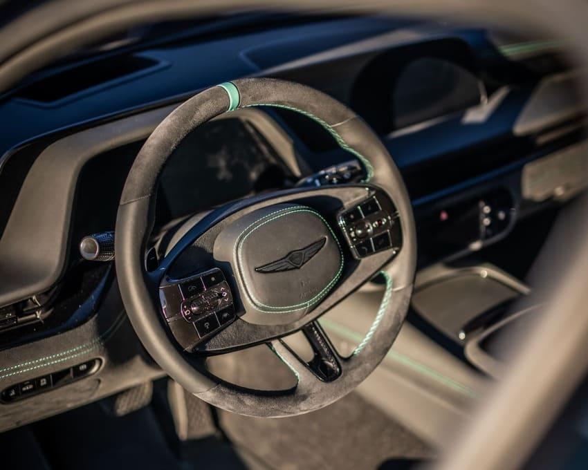 內裝採用麂皮材質鋪陳，營造熱血駕馭氛圍。