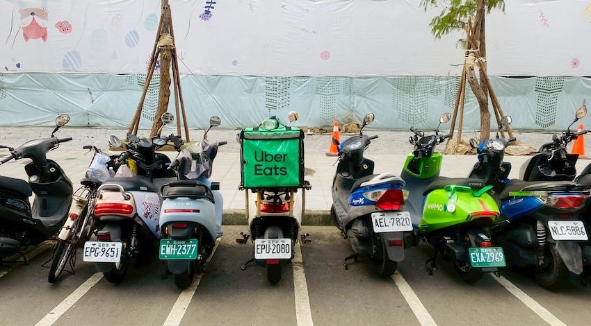 受貨物稅條例影響，電動機車領牌數從 9 月開始，已連續三個月下滑，市售比從 9 月的 8.77% 下滑至 11 月的 7.59%。