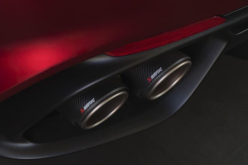 Akrapovic 鈦合金排氣尾管是特仕版升級重點所在。