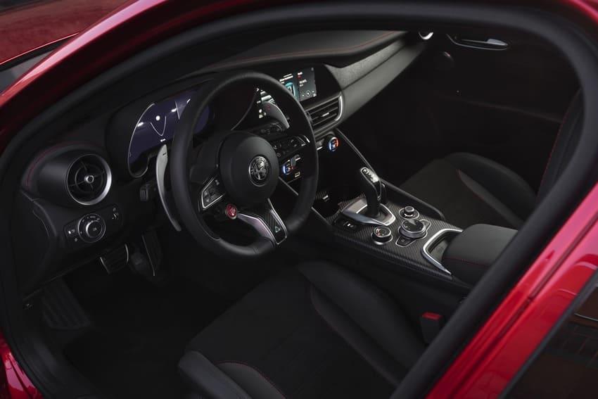 圖為 Giulia Quadrifoglio Collezione 內裝。