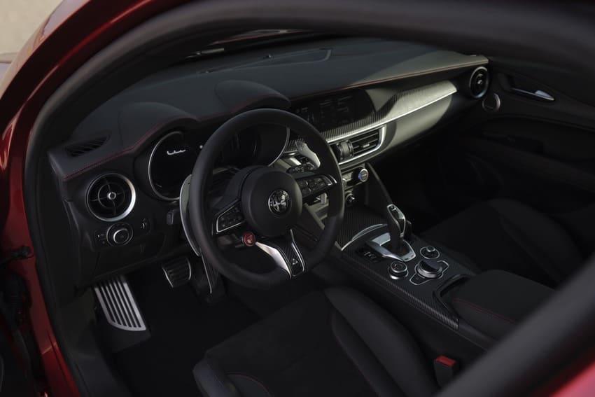 圖為 Stelvio Quadrifoglio Collezione。