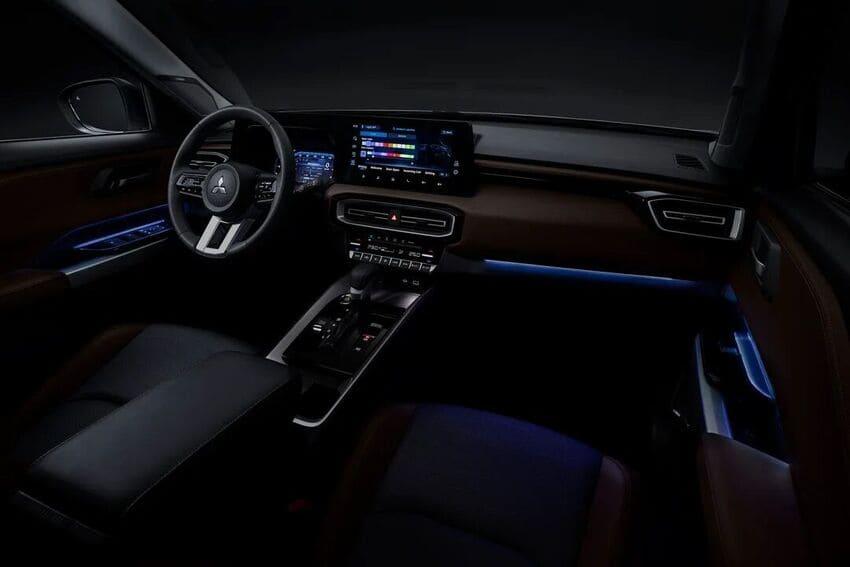 內裝以 8 吋數位儀表與 12.3 吋中控螢幕作為科技亮點。