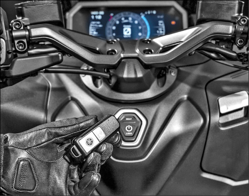 TMAX Tech MAX 2026新年式標配汽車等級的Keyless系統，無需拿出感應鑰匙就能發動車輛。