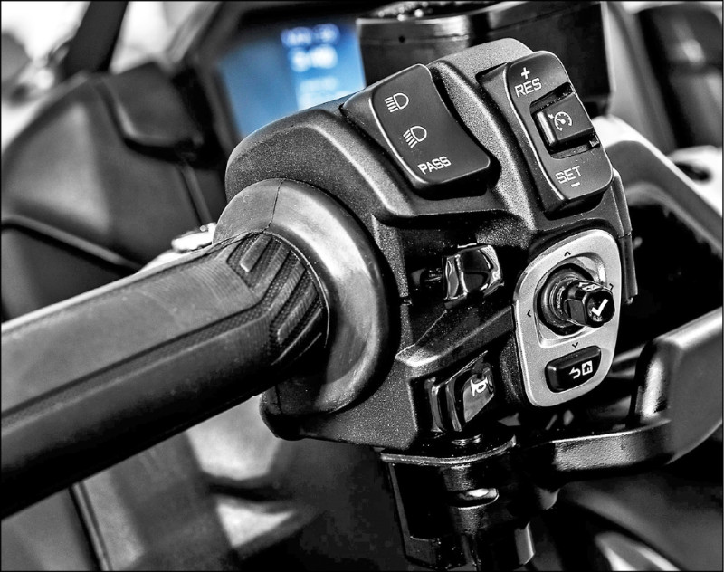 TMAX Tech MAX標配定速巡航，在時速50公里以上即可啟動，保持行駛速度穩定。