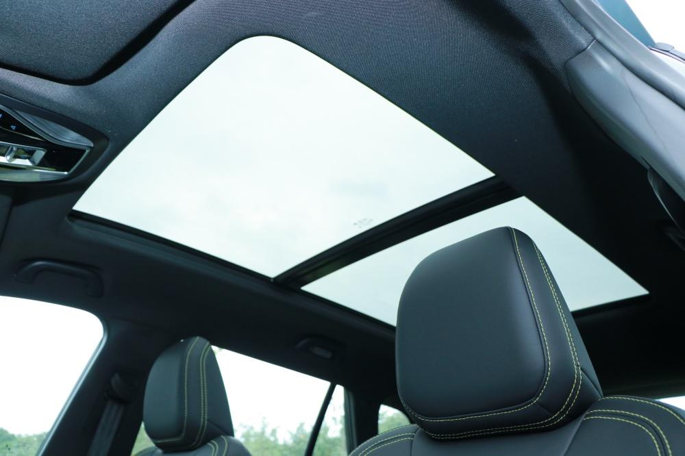 標配全景天窗，確保車內採光。