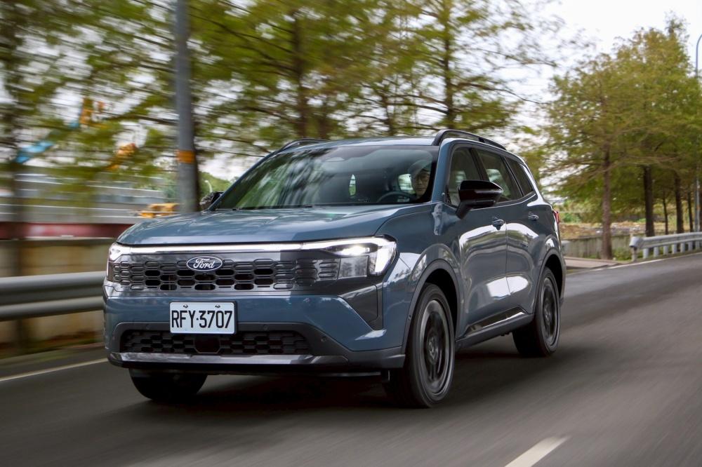 電池組帶來的低重心優勢讓其高速下也異常平穩。