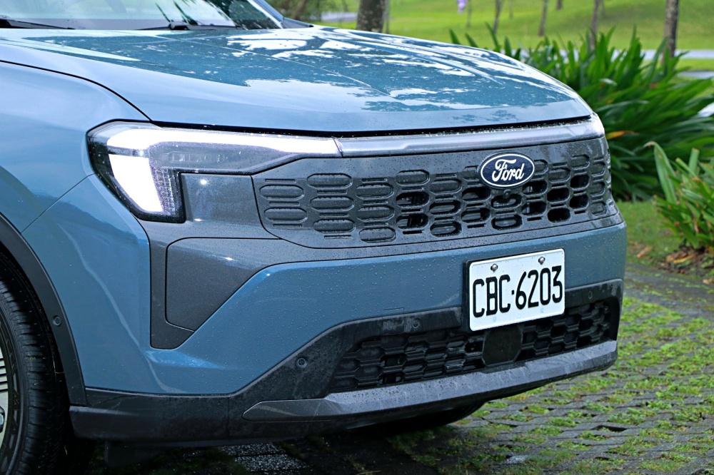 車頭導入招牌越野休旅 Bronco 的水箱護罩風格。