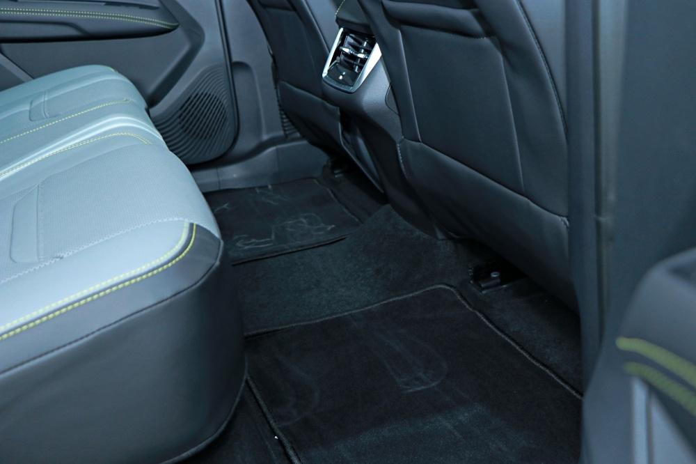 後座地板平整化進一步提升乘坐舒適度。